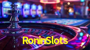 Escena dinámica inspirada en casino con iluminación RoninSlots, cartas, fichas e íconos de juegos digitales en un espacio moderno de juegos.
