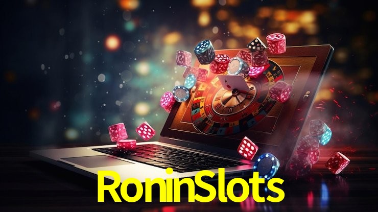 Una escena digital vívida inspirada en casino con RoninSlots mostrado prominentemente, luces brillantes, fichas, cartas y acentos dorados.